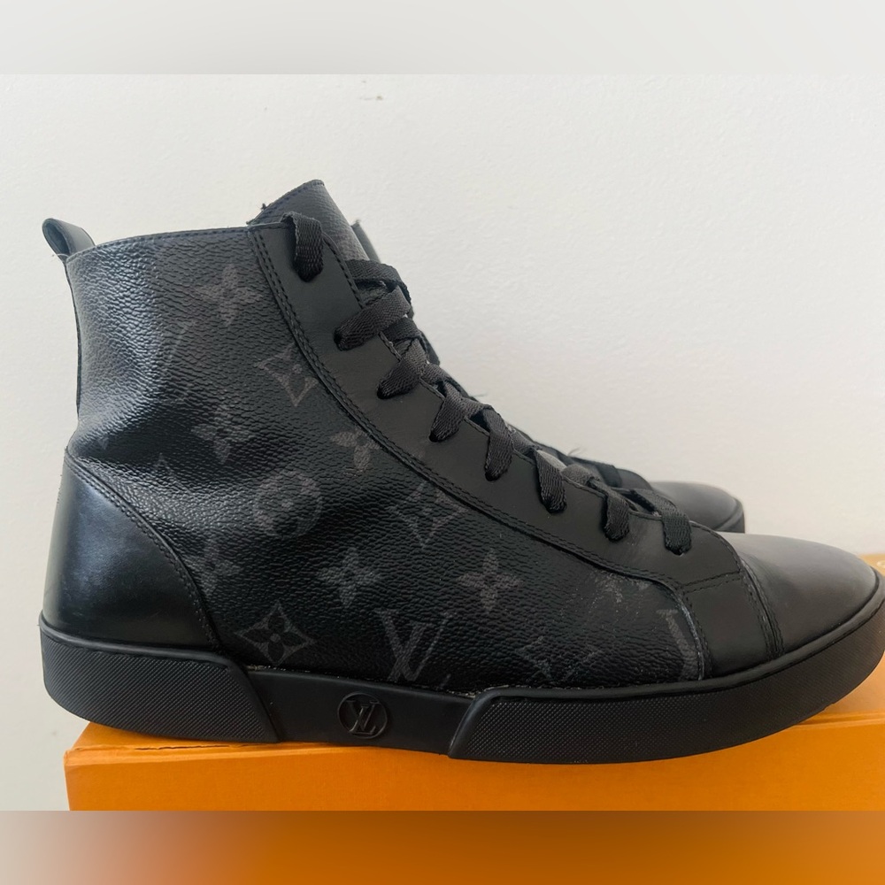 Louis Vuitton Unisex Sneakers - Picture 4 of 10